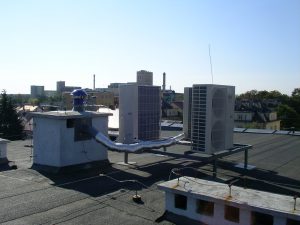 Zdjęcie z instalacji wentylatorów dachowych